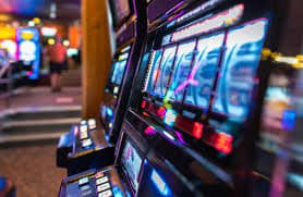 f8bet Live Casino ဂိမ်းခန်းတွင် Baccarat ကစားနေသောမြင်ကွင်း